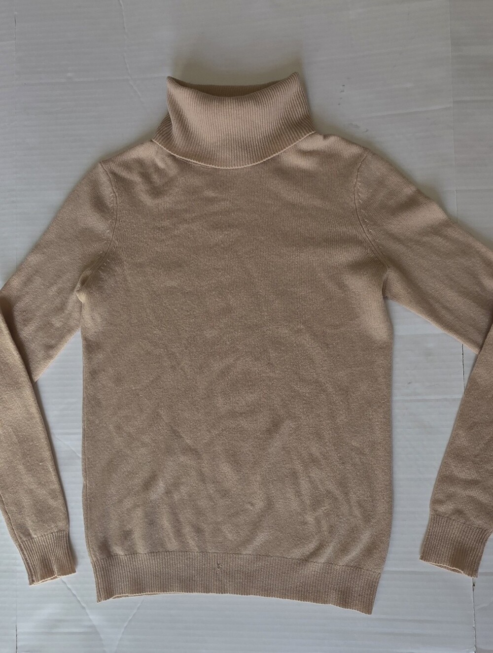 Bloomingdale's beige Cashmere Turtleneck Sweater Quiet Luxury Minimalist Cozy - Picture 2 of 8